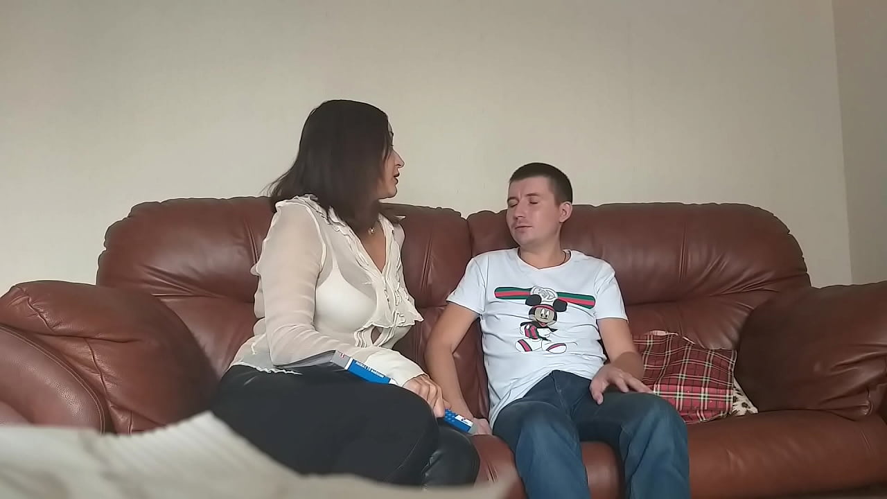 Xwendekarê şermokî mamosteyê bêtêr qijkir (Milf Alina Tumanova)