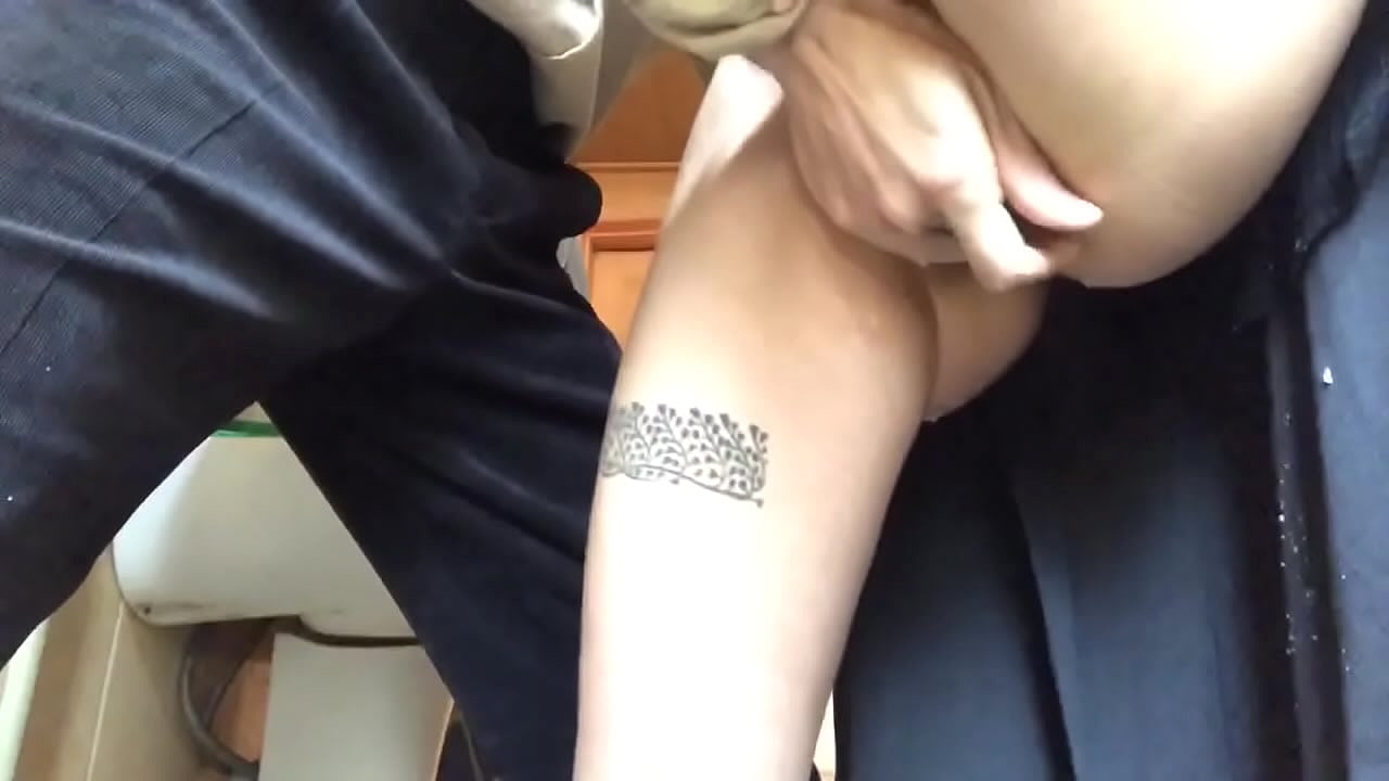 Squirt li serşokê dibistanê, orgazmek kefîkî ya rastîn - mamosteyê min çêtirîn xwe kir