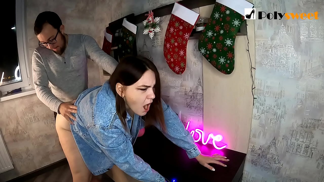 Zilam kêfa xwe ji keçikeke spehî ya bi dûvikê ponijî bi dev û dîkê xwe dixist