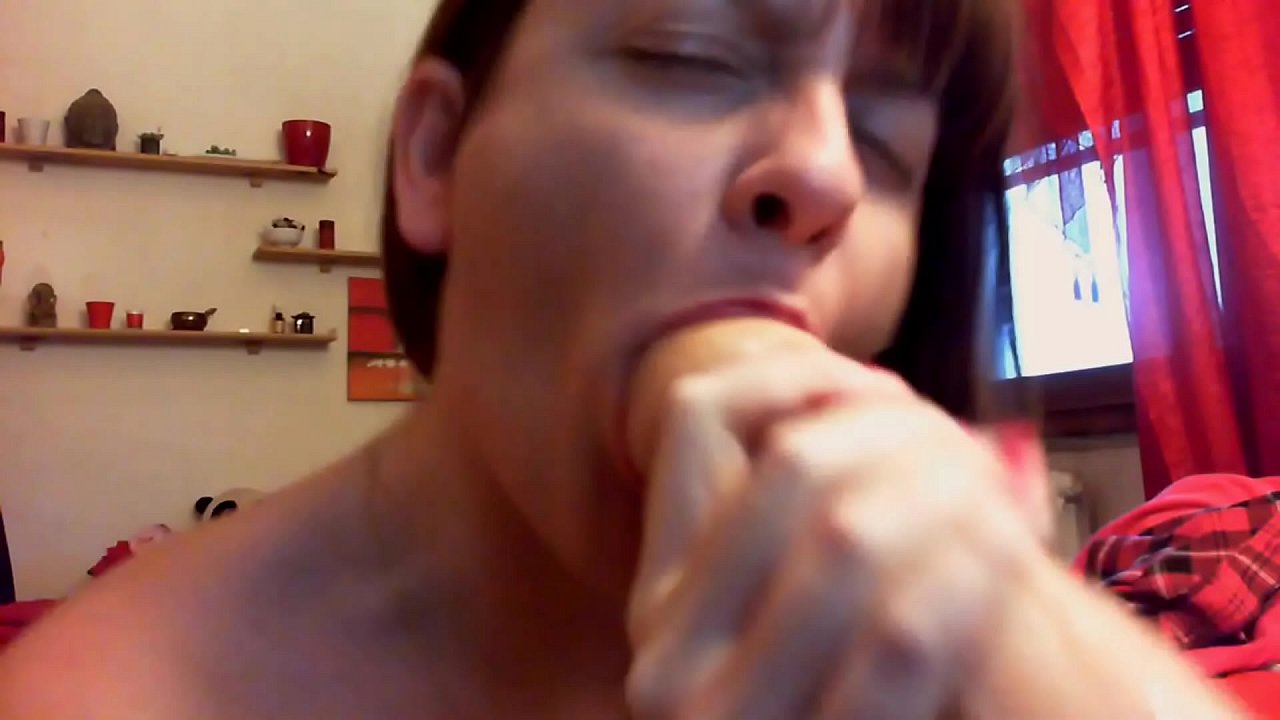 Orgazmek mezin ji bo xwişka xweya qirêj, devê xwe veke û hemî vexwe